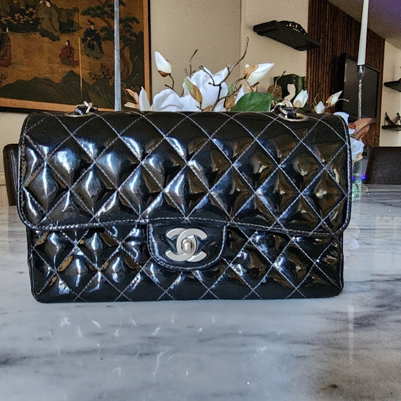 Chic Black Quilted Shoulder Bag - Picture 1 of 6